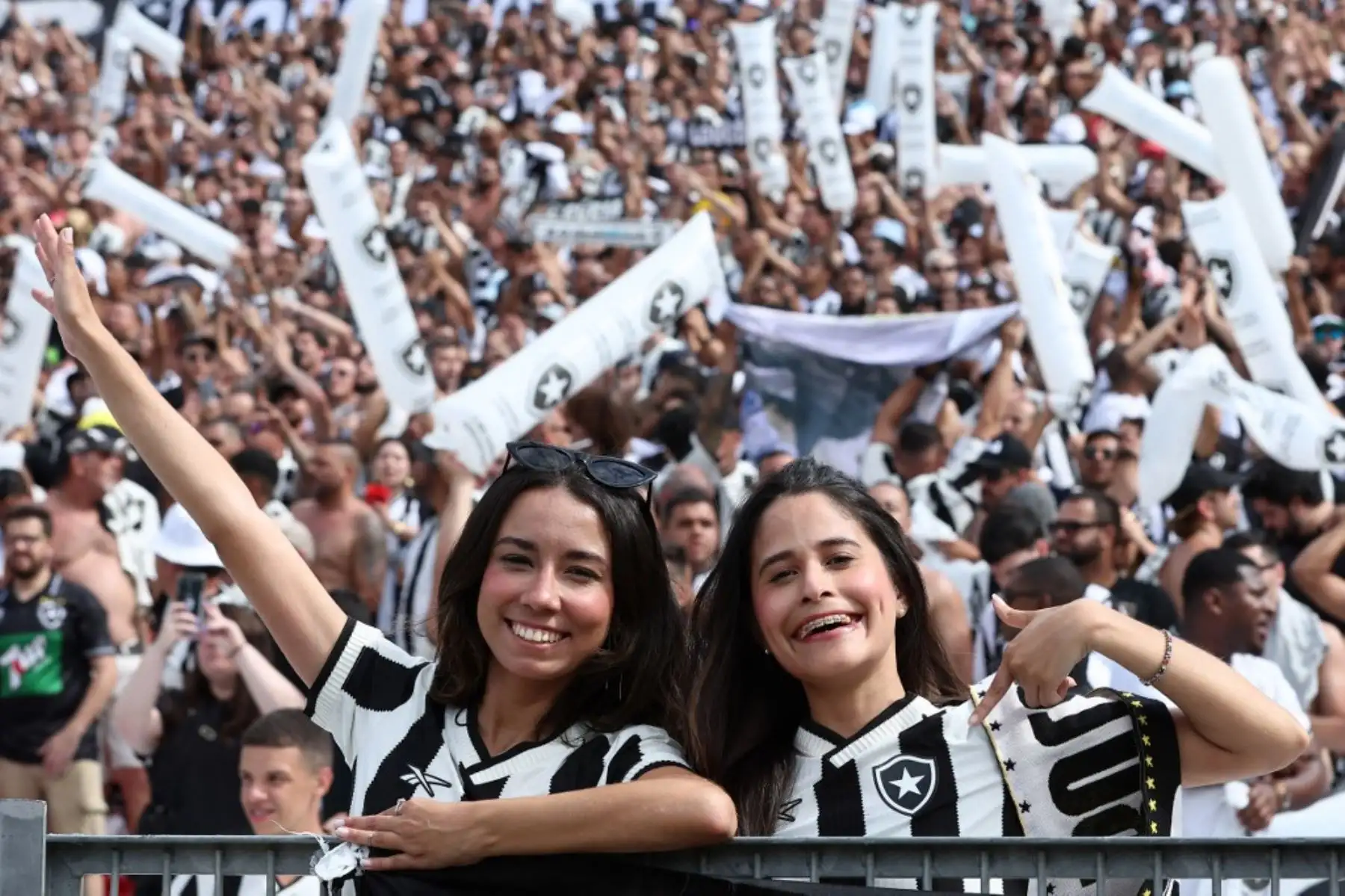 Miles de hinchas de Atlético Mineiro y Botafogo llegan a Buenos Aires para estar presentes en la final de la Copa Libertadores 2024 que se disputará en el estadio Monumental de River Plate. Foto: AFP