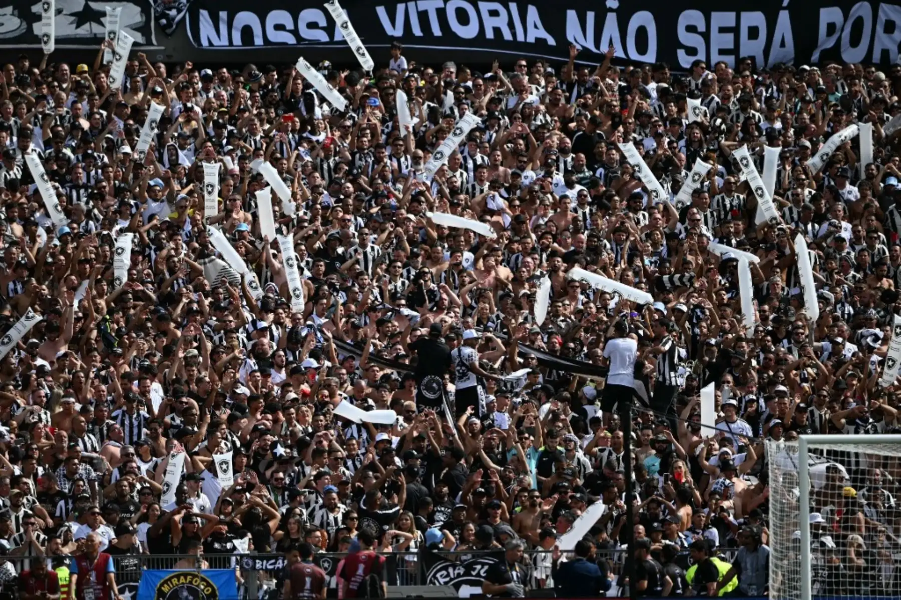 Miles de hinchas de Atlético Mineiro y Botafogo llegan a Buenos Aires para estar presentes en la final de la Copa Libertadores 2024 que se disputará en el estadio Monumental de River Plate. Foto: AFP