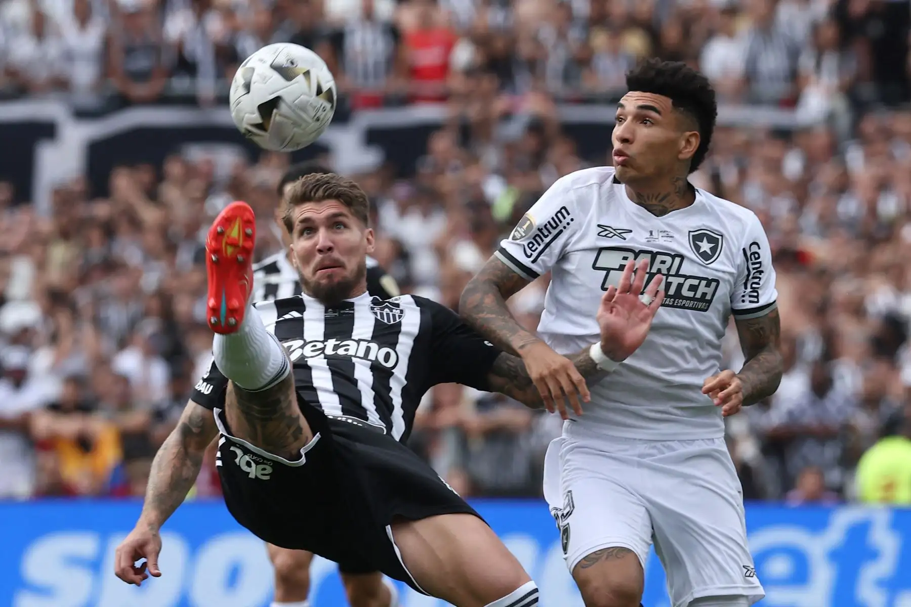 El defensor del Atlético Mineiro Lyanco y el delantero del Botafogo Igor Jesus luchan por el balón durante el partido final de la Copa Libertadores entre los equipos brasileños Atlético Mineiro y Botafogo en el Estadio Mas Monumental de Buenos Aires.
Foto: ANDINA/AFP