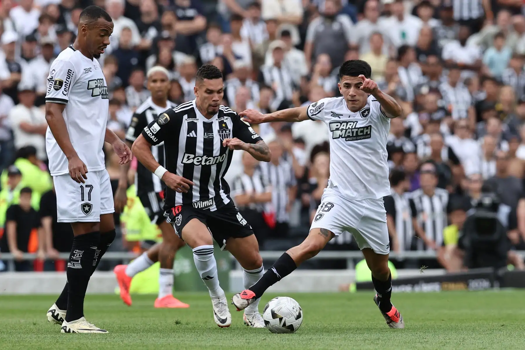 El delantero del Atlético Mineiro Paulinho, el mediocampista argentino del Botafogo Thiago Almada luchan por el balón junto al mediocampista del Botafogo  Marlon Freitas durante el partido final de la Copa Libertadores entre los equipos brasileños Atlético Mineiro y Botafogo en el Estadio Mas Monumental de Buenos Aires. 
Foto: ANDINA/ AFP