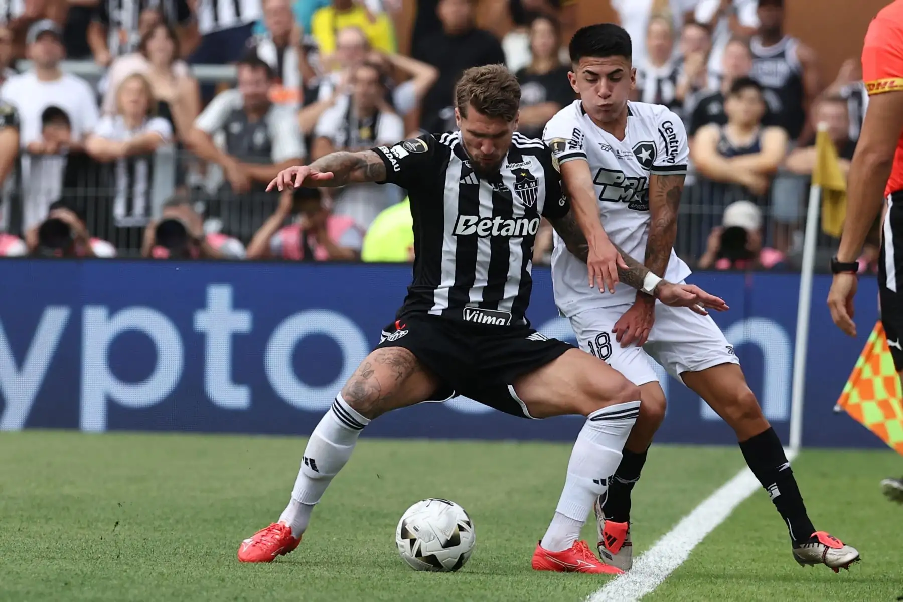 El defensor del Atlético Mineiro Lyanco y el mediocampista argentino del Botafogo Thiago Almada luchan por el balón durante el partido final de la Copa Libertadores entre los equipos brasileños Atlético Mineiro y Botafogo en el Estadio Mas Monumental de Buenos Aires. Foto: ANDINA/AFP