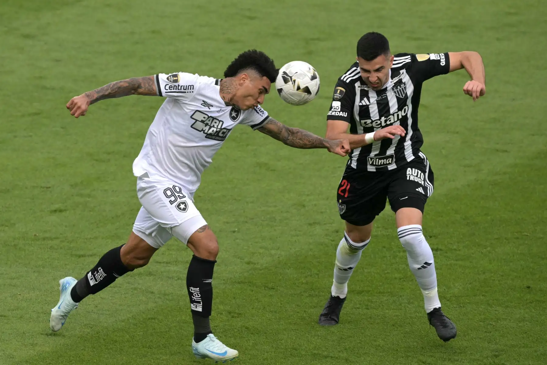 El delantero de Botafogo  Igor Jesus y el mediocampista argentino del Atlético Mineiro  Rodrigo Battaglia luchan por el balón durante el partido final de la Copa Libertadores entre los equipos brasileños Atlético Mineiro y Botafogo en el Estadio Mas Monumental de Buenos Aires. Foto. ANDINA/AFP