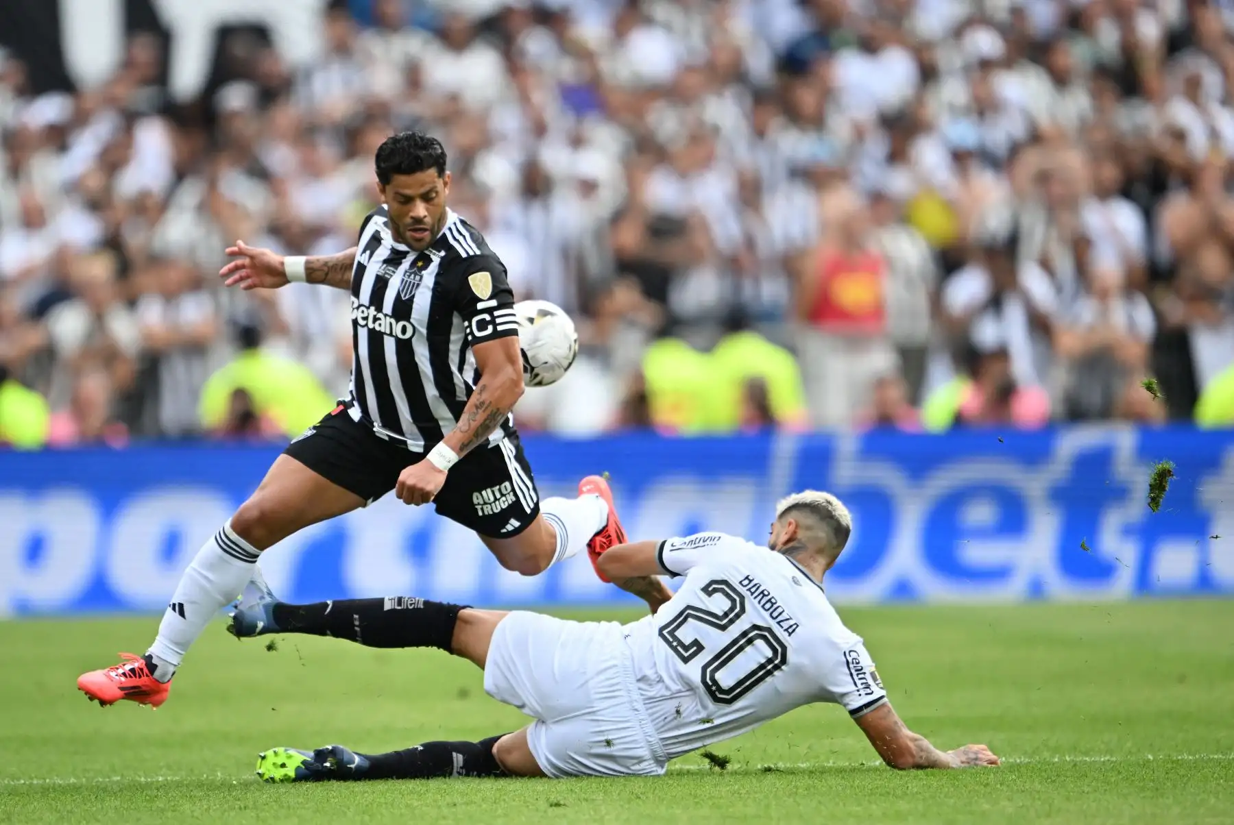 El delantero del Atlético Mineiro Hulk y el mediocampista del Botafogo Marlon Freitas luchan por el balón durante el partido final de la Copa Libertadores entre los equipos brasileños Atlético Mineiro y Botafogo en el Estadio Mas Monumental de Buenos Aires. 
Foto: ANDINA/AFP