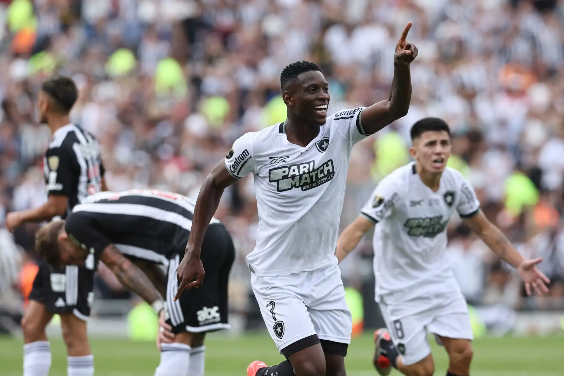 El delantero de Botafogo, Luis Henrique, celebra después de anotar el primer gol de su equipo durante el partido final de la Copa Libertadores entre los equipos brasileños Atlético Mineiro y Botafogo en el Estadio Mas Monumental en Buenos Aires. Foto. ANDINA/AFP