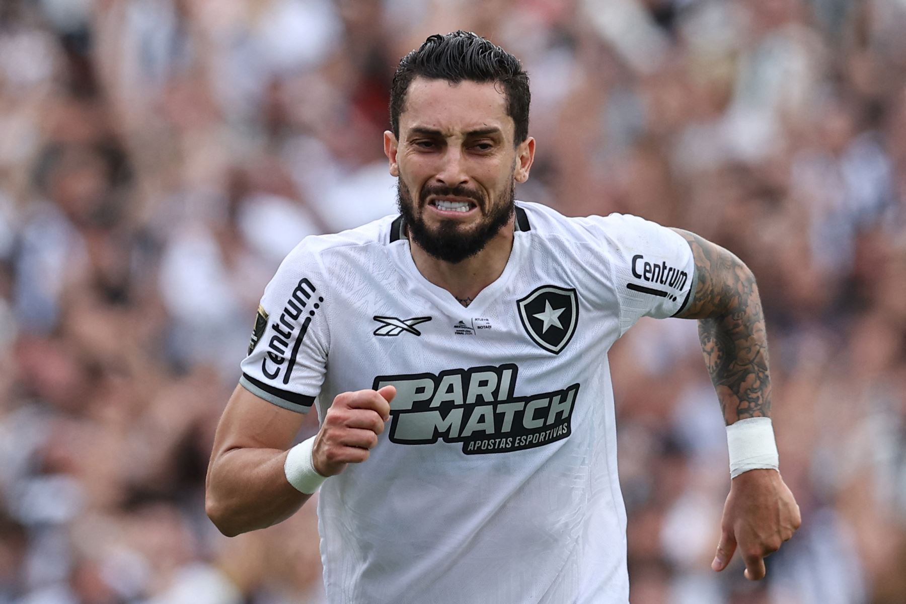 El defensa de Botafogo, Alex Telles, celebra después de anotar un gol de penal durante el partido final de la Copa Libertadores entre los equipos brasileños Atlético Mineiro y Botafogo en el Estadio Mas Monumental en Buenos Aires. Foto: ANDINA/AFP