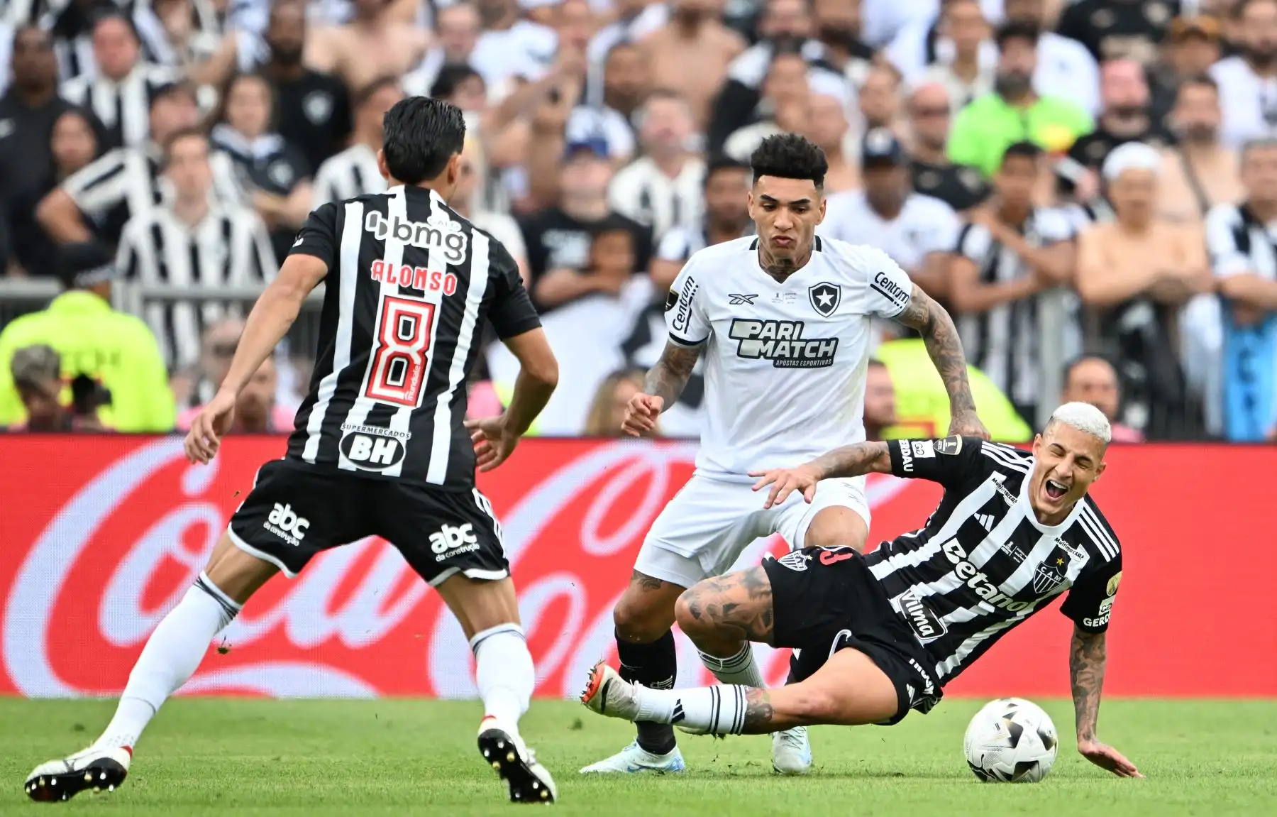 El delantero del Botafogo  Igor Jesus y el defensor del Atlético Mineiro Guilherme Arana luchan por el balón junto al defensor paraguayo del Atlético Mineiro Junior Alonso durante la final de la Copa Libertadores entre los equipos brasileños Atlético Mineiro y Botafogo en el Estadio Mas Monumental de Buenos Aires. Foto: ANDINA/AFP