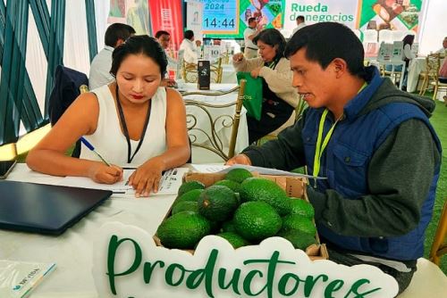 Agromercado facilitó 120 citas de negocios entre 11 empresas compradoras y 30 organizaciones de productores de café, cacao, palta, naranja, granadilla y piña.