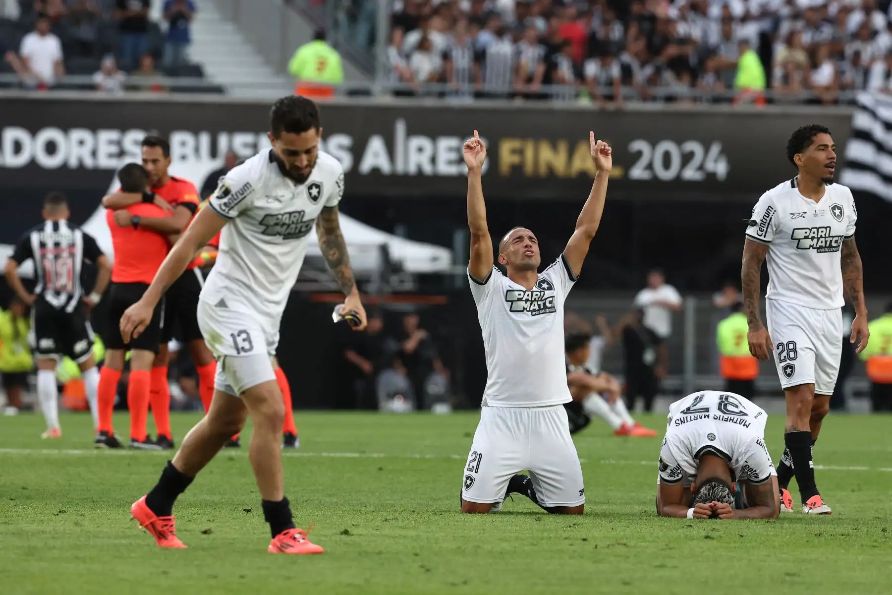 El defensor de Botafogo Alex Telles, el defensor  Marcal, el delantero Matheus Martins y el mediocampista Allan celebran la victoria en la final de la Copa Libertadores entre los equipos brasileños Atlético Mineiro y Botafogo en el Estadio Mas Monumental de Buenos Aires. 
Foto. ANDINA/AFP