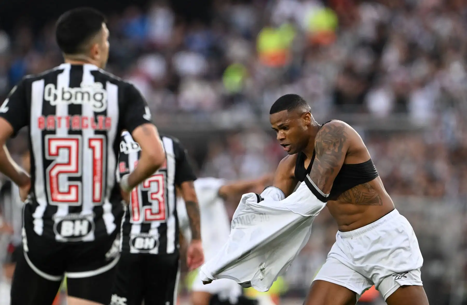 El delantero de Botafogo, Junior Santos, celebra después de anotar el tercer gol de su equipo durante el partido final de la Copa Libertadores entre los equipos brasileños Atlético Mineiro y Botafogo en el Estadio Mas Monumental en Buenos Aires. Foto. ANDINA/ AFP
