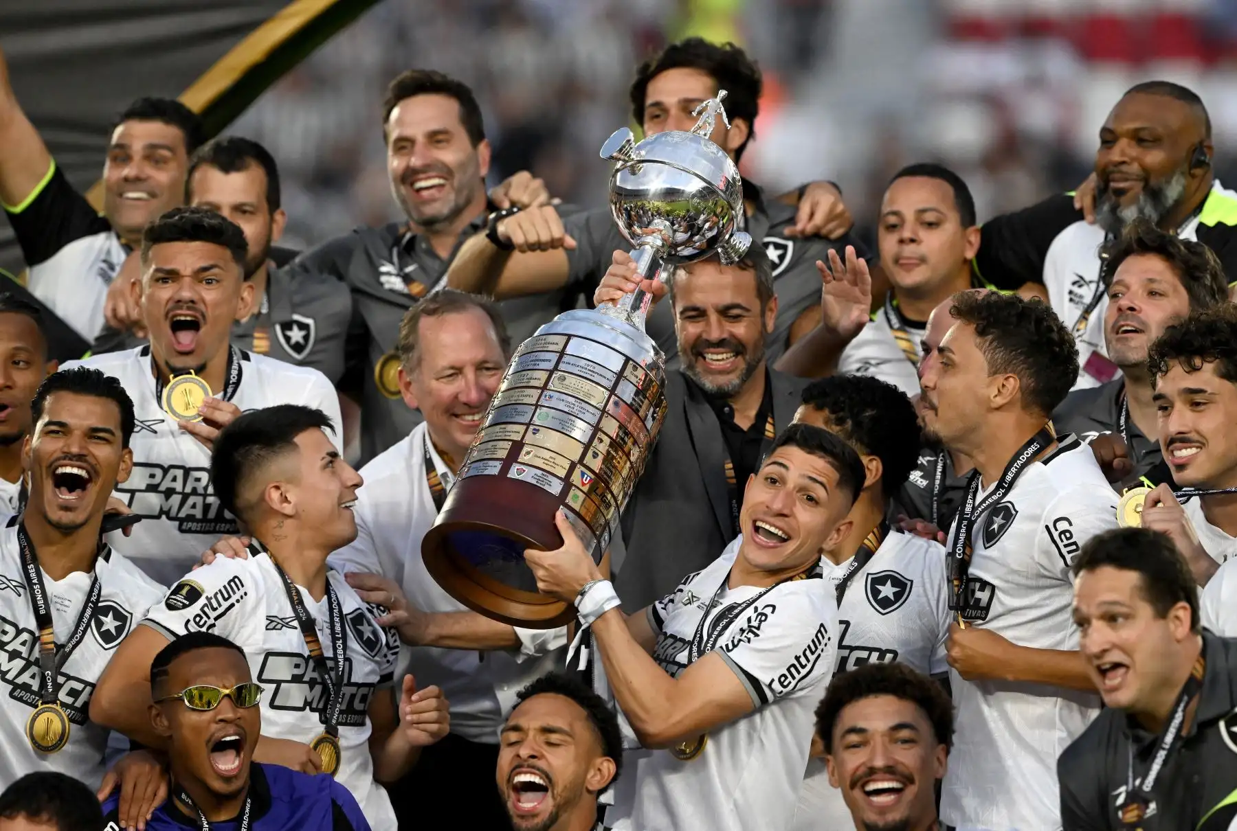 El centrocampista argentino del Botafogo, Thiago Almada, levanta el trofeo junto a sus compañeros de equipo mientras celebran después de ganar el partido final de la Copa Libertadores entre los equipos brasileños Atlético Mineiro y Botafogo en el Estadio Mas Monumental en Buenos Aires. Foto: ANDINA/AFP