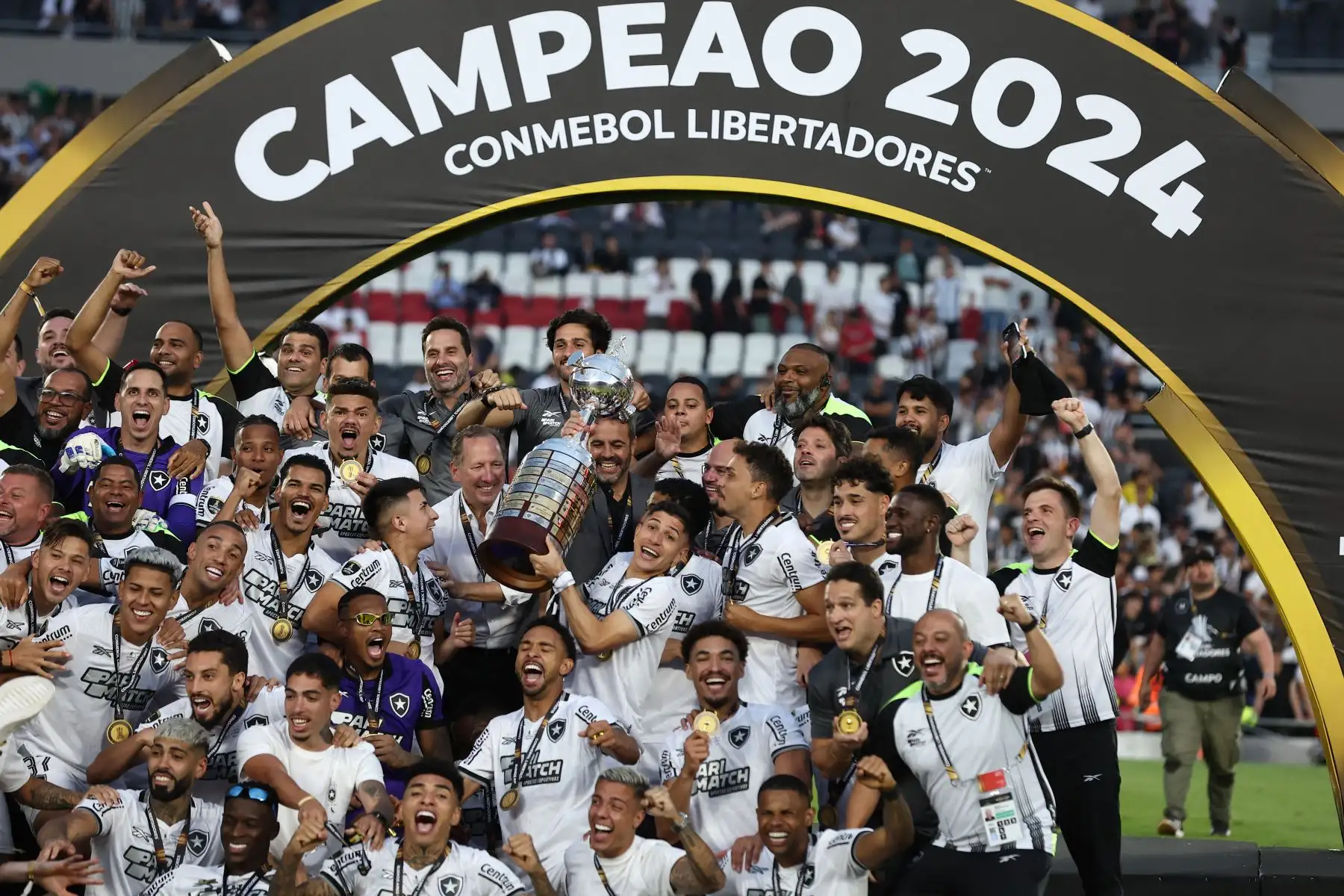 Los jugadores de Botafogo celebran con el trofeo tras ganar la final de la Copa Libertadores entre los equipos brasileños Atlético Mineiro y Botafogo en el Estadio Mas Monumental de Buenos Aires. 
Foto: ANDINA/AFP