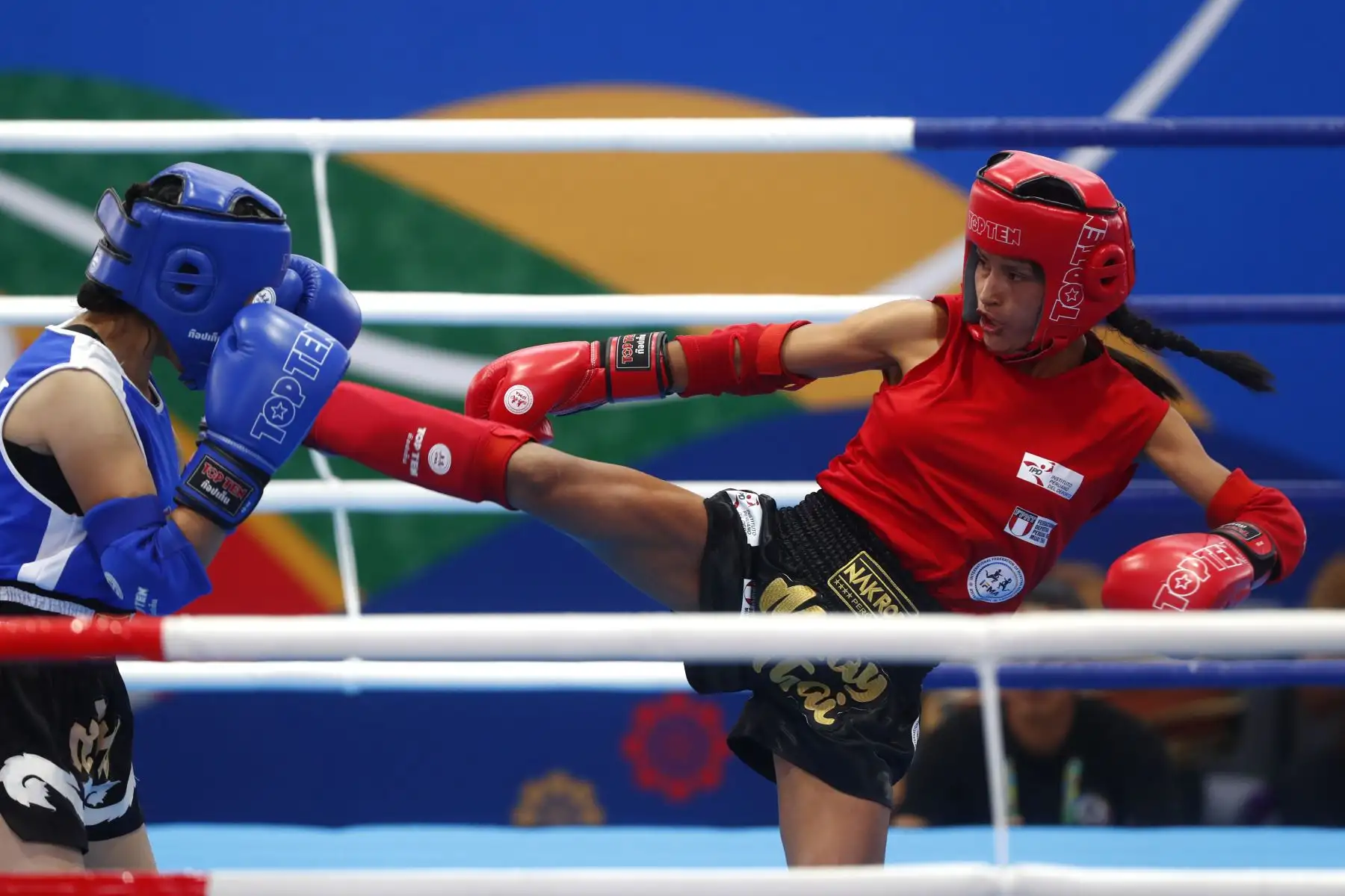 Desde el coliseo del colegio Nuestra Señora de las Mercedes de Huamanga, se disputó la final de muaythai categoría 48kg femenina de los Juegos Bolivarianos Bicentenario Ayacucho 2024, en la que la peruana Suci Verónica Zerpa conquistó la medalla de oro, tras una reñida pelea con la representante de Bolivia, Brigitt Celeste Gómez. Foto: ANDINA/ Daniel Bracamonte