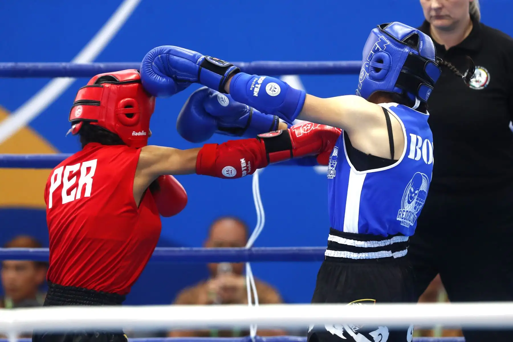 Desde el coliseo del colegio Nuestra Señora de las Mercedes de Huamanga, se disputó la final de muaythai categoría 48kg femenina de los Juegos Bolivarianos Bicentenario Ayacucho 2024, en la que la peruana Suci Verónica Zerpa conquistó la medalla de oro, tras una reñida pelea con la representante de Bolivia, Brigitt Celeste Gómez. Foto: ANDINA/ Daniel Bracamonte