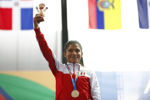 Desde el coliseo del colegio Nuestra Señora de las Mercedes de Huamanga, se disputó la final de muaythai categoría 48kg femenina de los Juegos Bolivarianos Bicentenario Ayacucho 2024, en la que la peruana Suci Verónica Zerpa conquistó la medalla de oro, tras una reñida pelea con la representante de Bolivia, Brigitt Celeste Gómez. Foto: ANDINA/ Daniel Bracamonte