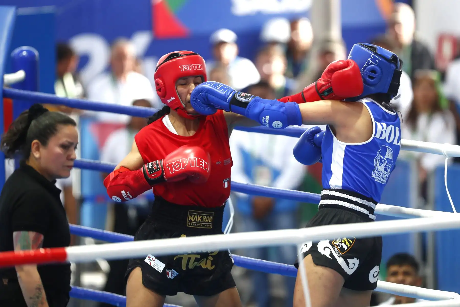Desde el coliseo del colegio Nuestra Señora de las Mercedes de Huamanga, se disputó la final de muaythai categoría 60kg femenina de los Juegos Bolivarianos Bicentenario Ayacucho 2024, en la que la peruana María Teresa Gutiérrez conquistó la medalla de oro, tras una reñida pelea con la representante de Bolivia, Karen Flores Cuéllar. Foto: ANDINA/Daniel Bracamonte