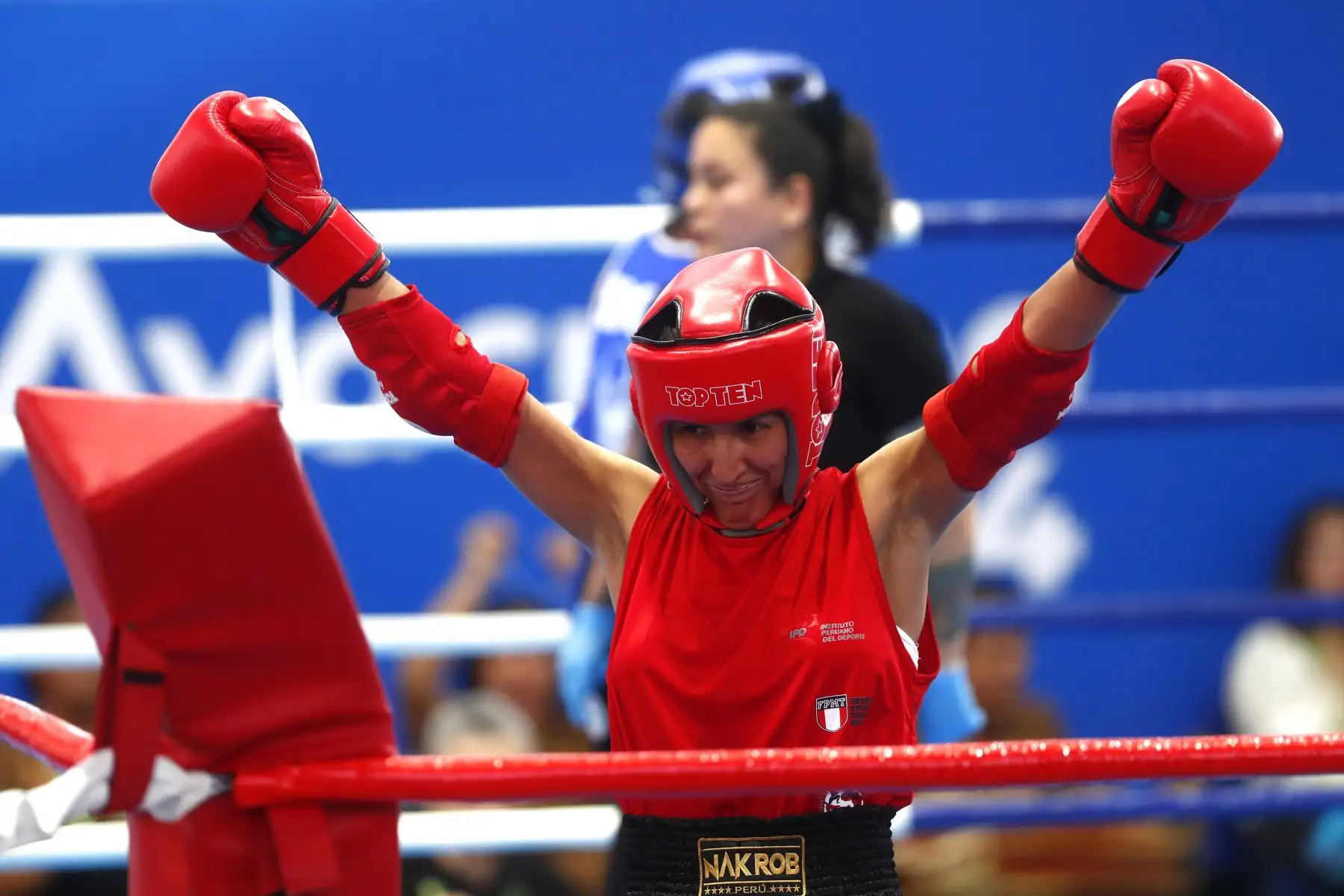Desde el coliseo del colegio Nuestra Señora de las Mercedes de Huamanga, se disputó la final de muaythai categoría 60kg femenina de los Juegos Bolivarianos Bicentenario Ayacucho 2024, en la que la peruana María Teresa Gutiérrez conquistó la medalla de oro, tras una reñida pelea con la representante de Bolivia, Karen Flores Cuéllar. Foto: ANDINA/Daniel Bracamonte