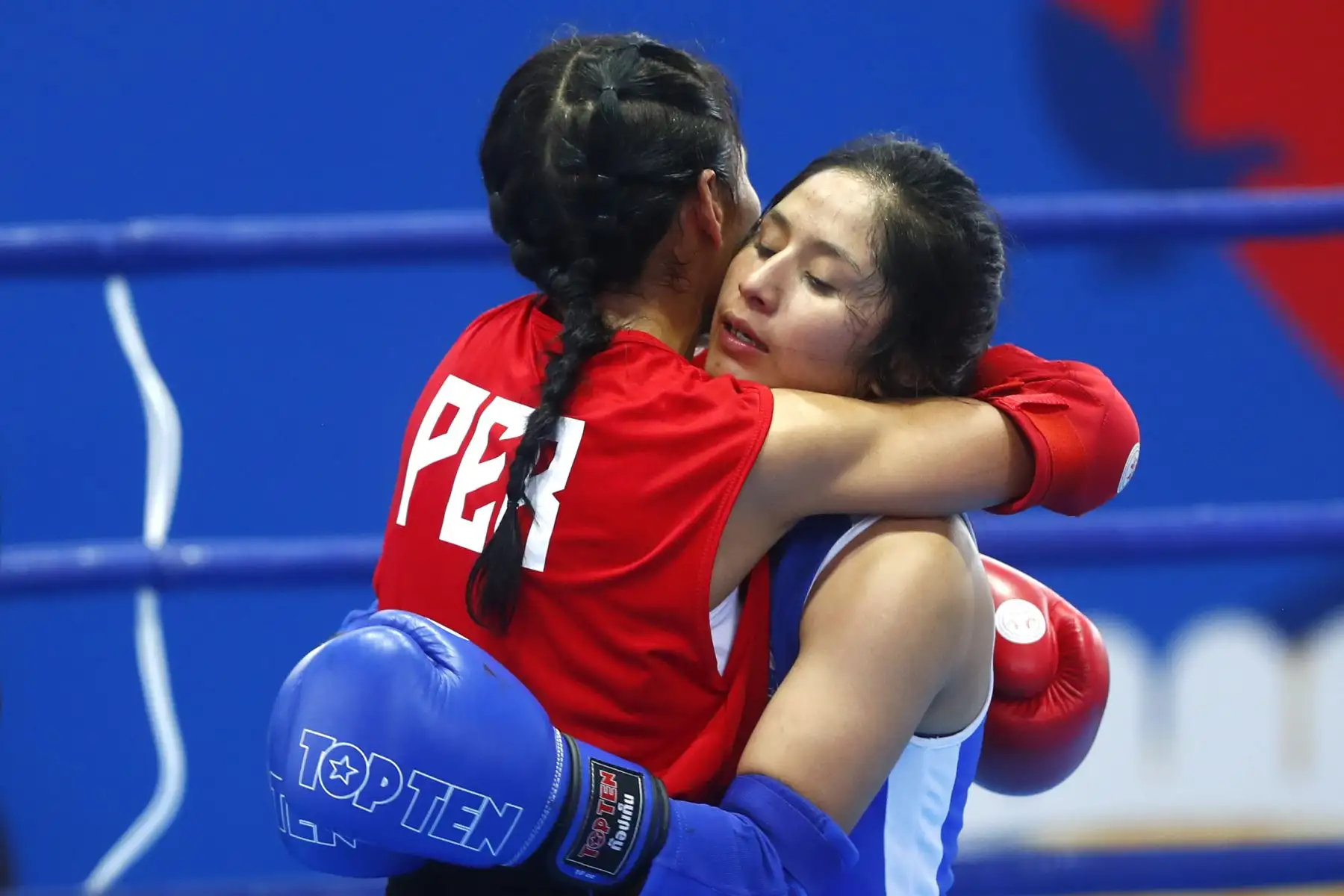 Desde el coliseo del colegio Nuestra Señora de las Mercedes de Huamanga, se disputó la final de muaythai categoría 60kg femenina de los Juegos Bolivarianos Bicentenario Ayacucho 2024, en la que la peruana María Teresa Gutiérrez conquistó la medalla de oro, tras una reñida pelea con la representante de Bolivia, Karen Flores Cuéllar. Foto: ANDINA/Daniel Bracamonte