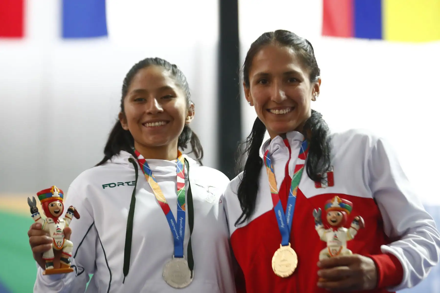 Desde el coliseo del colegio Nuestra Señora de las Mercedes de Huamanga, se disputó la final de muaythai categoría 60kg femenina de los Juegos Bolivarianos Bicentenario Ayacucho 2024, en la que la peruana María Teresa Gutiérrez conquistó la medalla de oro, tras una reñida pelea con la representante de Bolivia, Karen Flores Cuéllar. Foto: ANDINA/Daniel Bracamonte