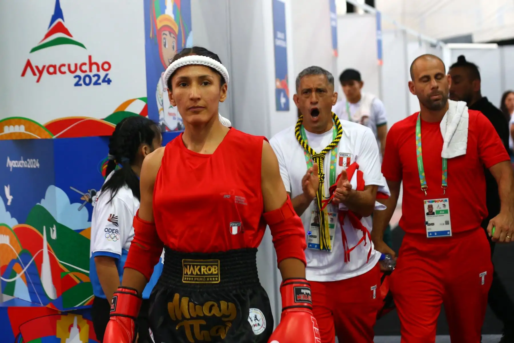 Desde el coliseo del colegio Nuestra Señora de las Mercedes de Huamanga, se disputó la final de muaythai categoría 60kg femenina de los Juegos Bolivarianos Bicentenario Ayacucho 2024, en la que la peruana María Teresa Gutiérrez conquistó la medalla de oro, tras una reñida pelea con la representante de Bolivia, Karen Flores Cuéllar. Foto: ANDINA/Eddy Ramos