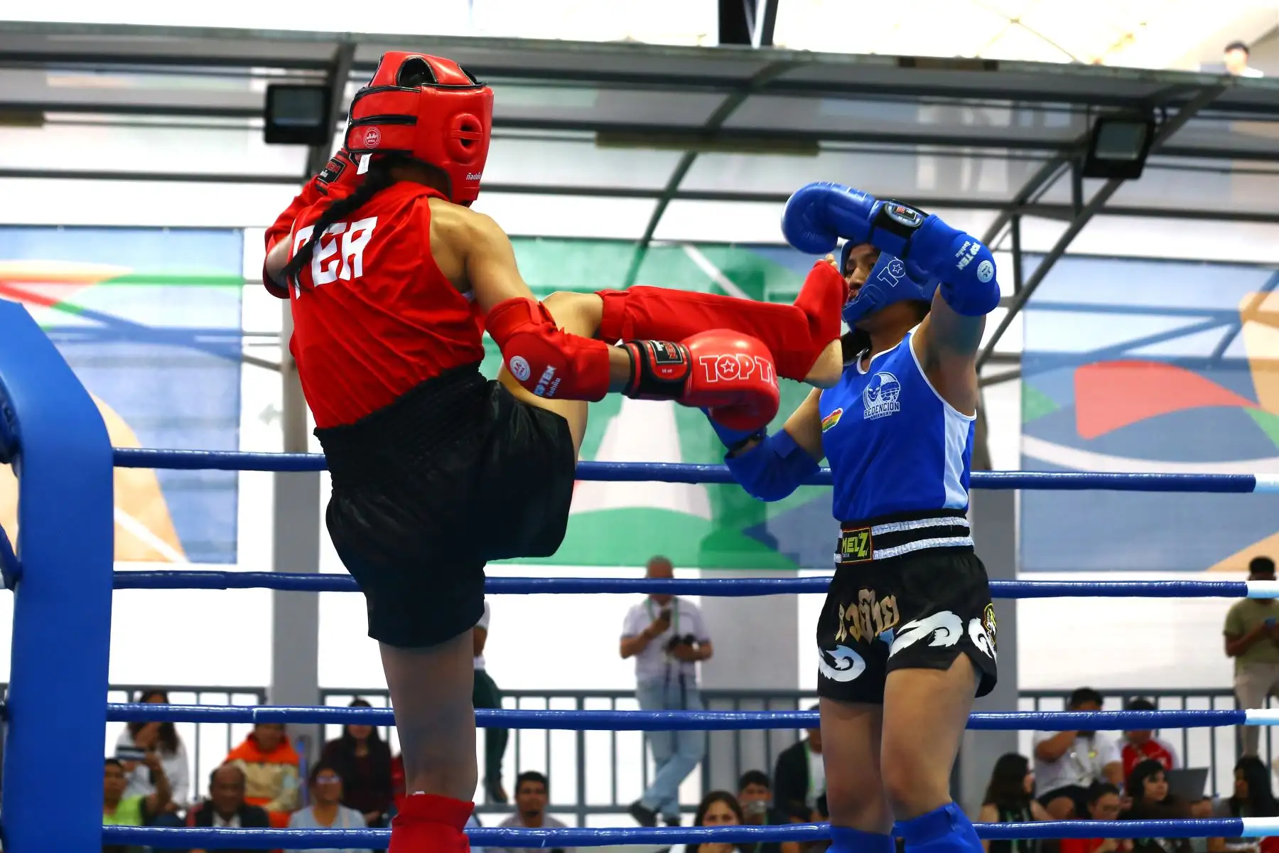 Desde el coliseo del colegio Nuestra Señora de las Mercedes de Huamanga, se disputó la final de muaythai categoría 60kg femenina de los Juegos Bolivarianos Bicentenario Ayacucho 2024, en la que la peruana María Teresa Gutiérrez conquistó la medalla de oro, tras una reñida pelea con la representante de Bolivia, Karen Flores Cuéllar. Foto: ANDINA/Eddy Ramos