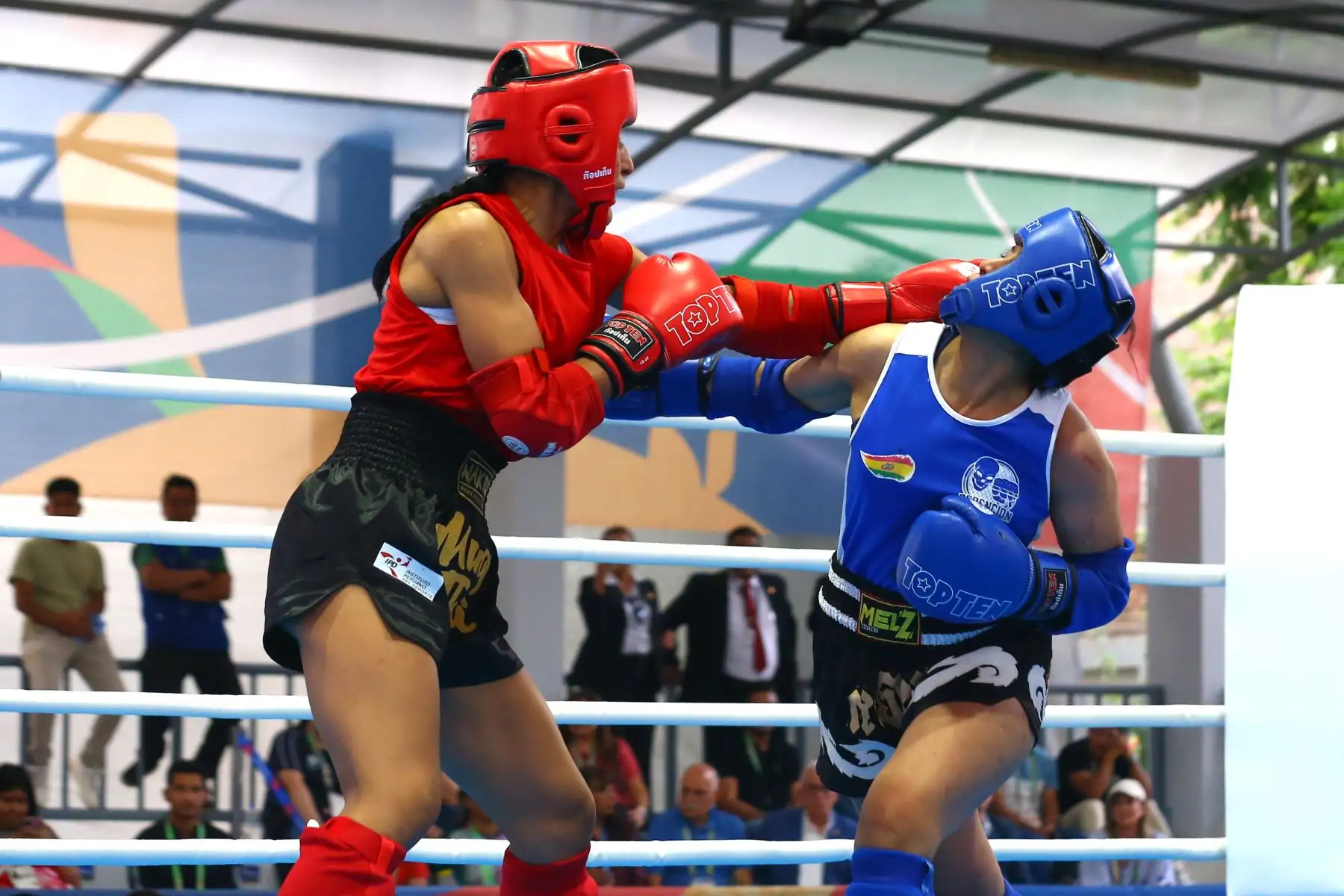 Desde el coliseo del colegio Nuestra Señora de las Mercedes de Huamanga, se disputó la final de muaythai categoría 60kg femenina de los Juegos Bolivarianos Bicentenario Ayacucho 2024, en la que la peruana María Teresa Gutiérrez conquistó la medalla de oro, tras una reñida pelea con la representante de Bolivia, Karen Flores Cuéllar. Foto: ANDINA/Eddy Ramos