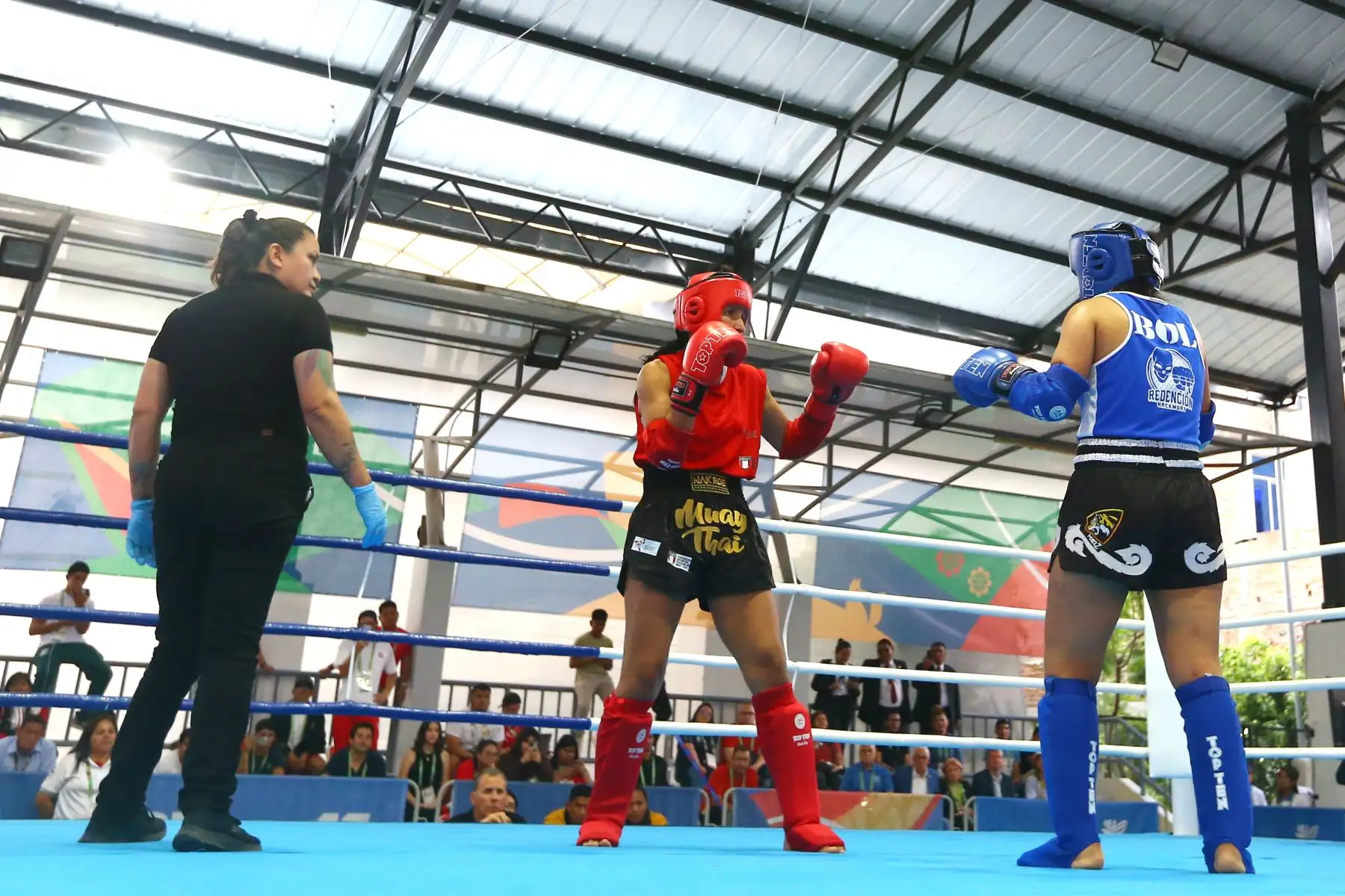 Desde el coliseo del colegio Nuestra Señora de las Mercedes de Huamanga, se disputó la final de muaythai categoría 60kg femenina de los Juegos Bolivarianos Bicentenario Ayacucho 2024, en la que la peruana María Teresa Gutiérrez conquistó la medalla de oro, tras una reñida pelea con la representante de Bolivia, Karen Flores Cuéllar. Foto: ANDINA/Eddy Ramos