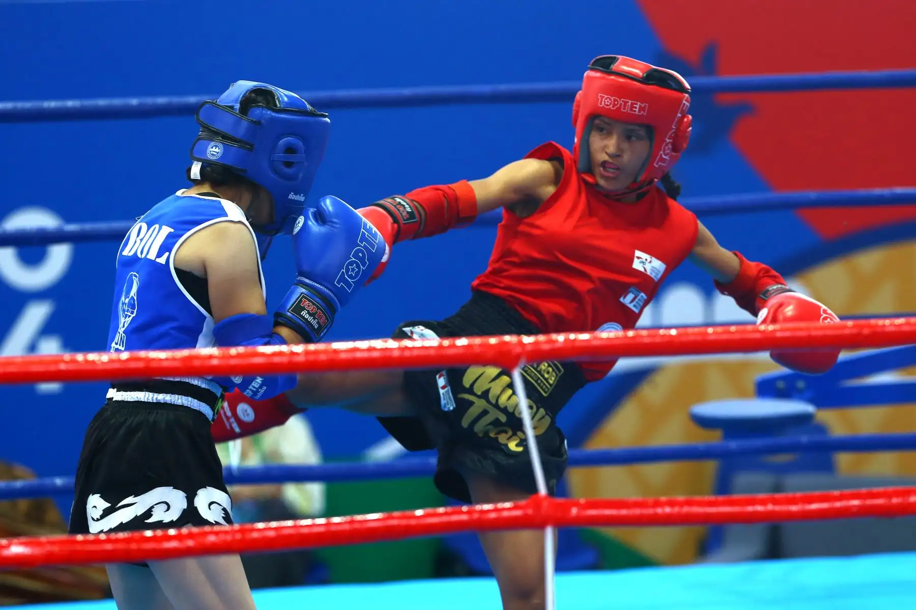 Desde el coliseo del colegio Nuestra Señora de las Mercedes de Huamanga, se disputó la final de muaythai categoría 48kg femenina de los Juegos Bolivarianos Bicentenario Ayacucho 2024, en la que la peruana Suci Verónica Zerpa conquistó la medalla de oro, tras una reñida pelea con la representante de Bolivia, Brigitt Celeste Gómez.. Foto: ANDINA/ Eddy Ramos