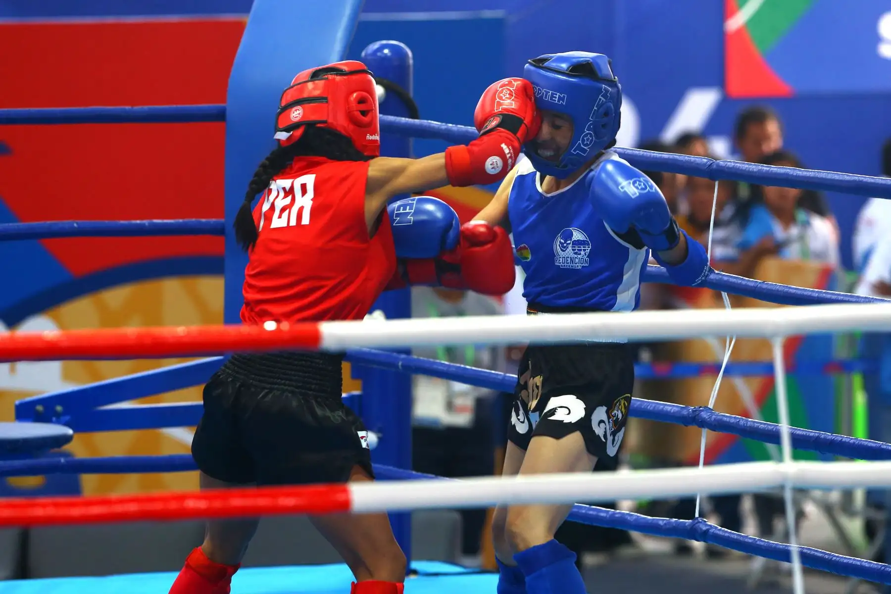 Desde el coliseo del colegio Nuestra Señora de las Mercedes de Huamanga, se disputó la final de muaythai categoría 48kg femenina de los Juegos Bolivarianos Bicentenario Ayacucho 2024, en la que la peruana Suci Verónica Zerpa conquistó la medalla de oro, tras una reñida pelea con la representante de Bolivia, Brigitt Celeste Gómez.. Foto: ANDINA/ Eddy Ramos