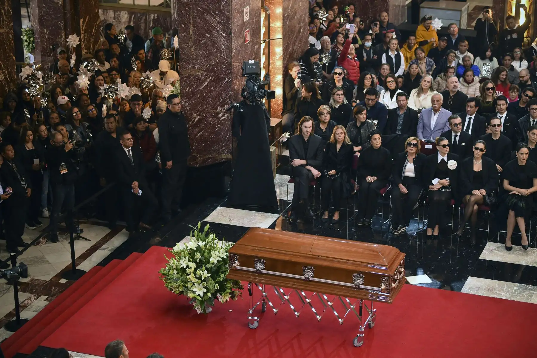 Familiares y amigos asisten al funeral de la actriz mexicana Silvia Pinal en el Palacio de Bellas Artes de la Ciudad de México, considerada la última diva del cine mexicano. Foto: ANDINA/ AFP