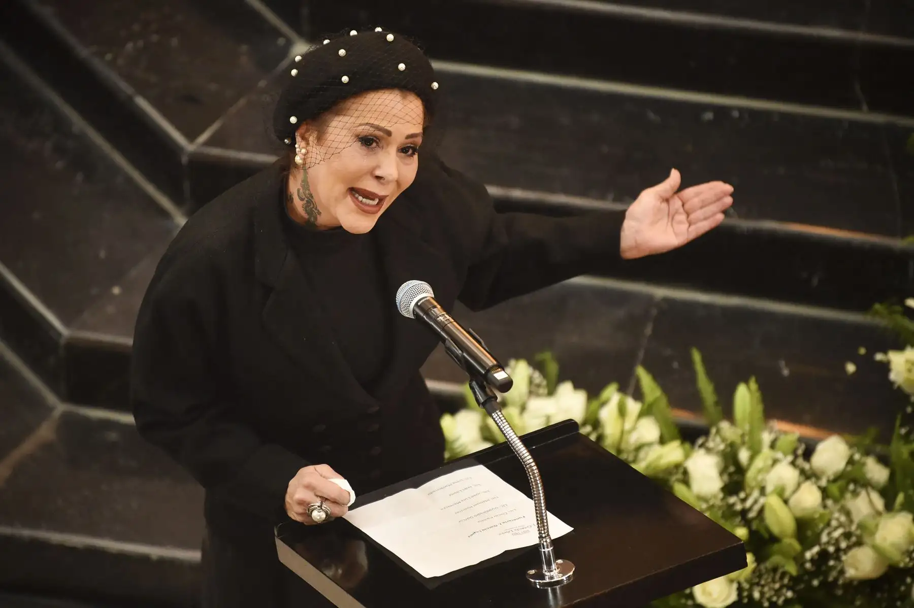 La cantante mexicana Alejandra Guzmán habla durante el funeral de su madre, la actriz mexicana Silvia Pinal, en el Palacio de Bellas Artes de la Ciudad de México el 30 de noviembre de 2024, considerada la última diva del cine mexicano. Foto: ANDINA/AFP