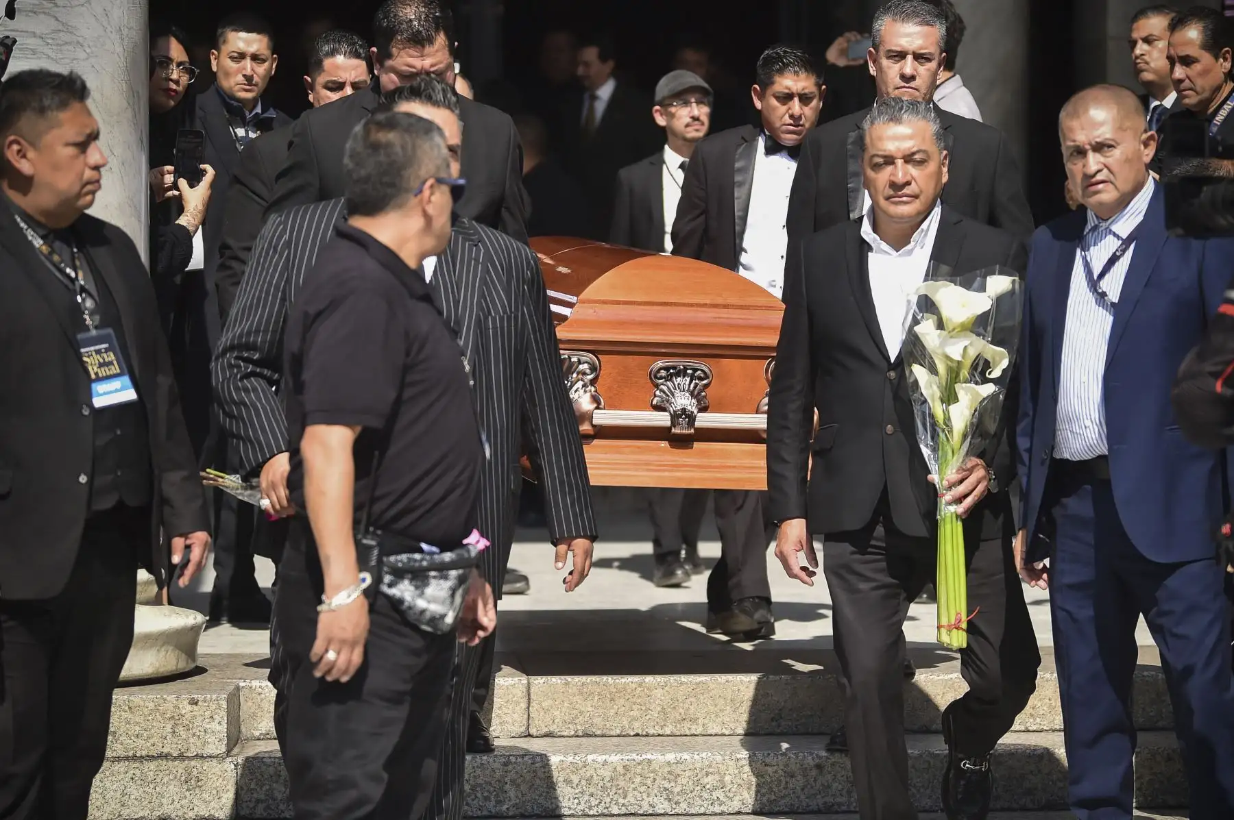 El féretro de la actriz mexicana Silvia Pinal es sacado del Palacio de Bellas Artes durante su funeral en la Ciudad de México el 30 de noviembre de 2024, considerada la última diva del cine mexicano. Foto: ANDINA/AFP