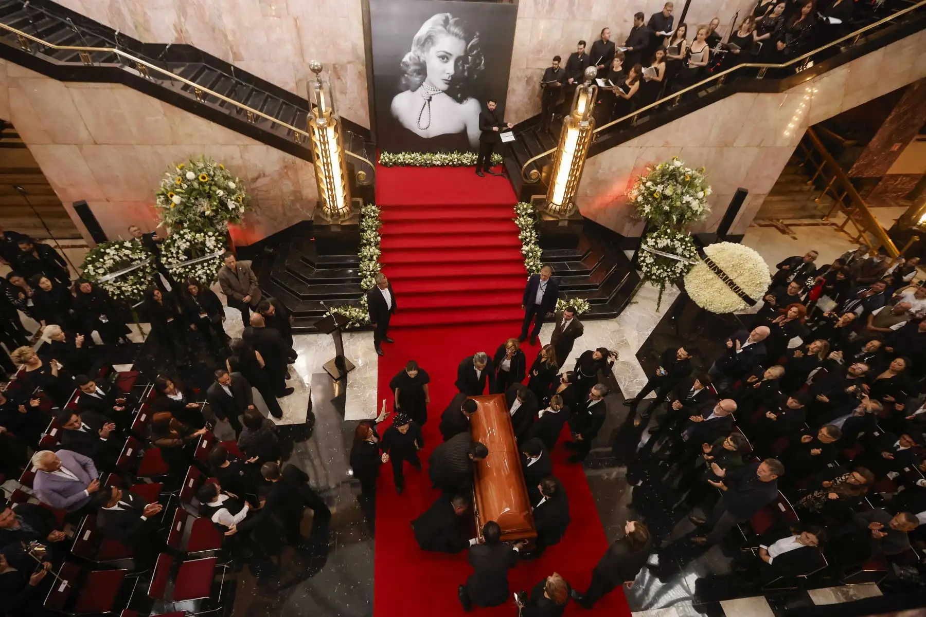 Familiares se reúnen cerca del féretro de la actriz mexicana Silvia Pinal en el Palacio de Bellas Artes, en la Ciudad de México el 30 de noviembre de 2024. Pinal, considerada la última diva del cine mexicano. Foto: ANDINA/ AFP