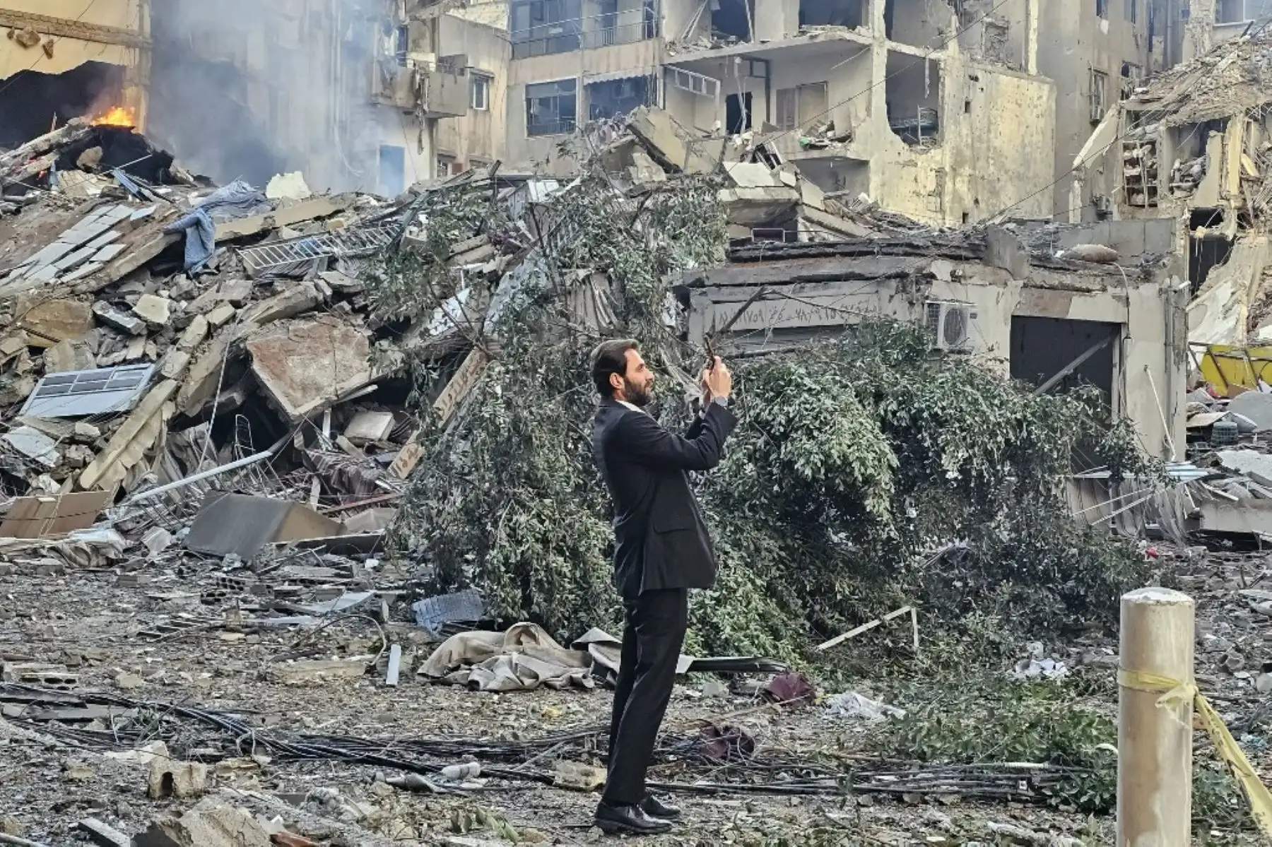 Un hombre inspecciona los escombros en el lugar de los ataques aéreos israelíes de la noche a la mañana que atacaron el vecindario de Haret Hreik en los suburbios del sur de Beirut el 25 de noviembre de 2024, en medio de la guerra en curso entre Israel y Hezbolá. (Foto de AFP)