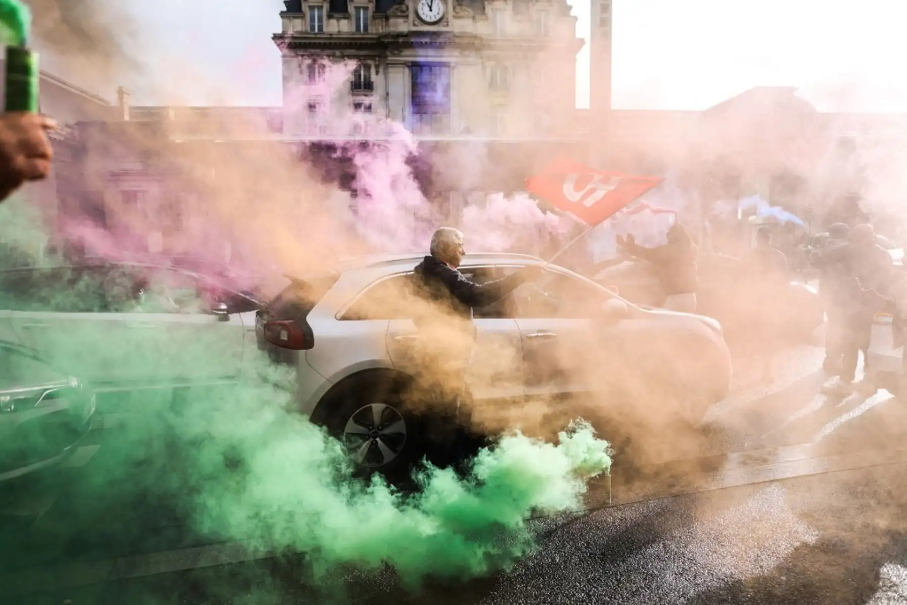 Los conductores de VTC sostienen bengalas mientras se manifiestan fuera de la estación de tren de Burdeos antes de liderar operaciones lentas a lo largo del día en la metrópolis de Burdeos para llamar a mejores condiciones de trabajo en Burdeos, el 26 de noviembre de 2024. (Foto de Thibaud MORITZ / AFP)