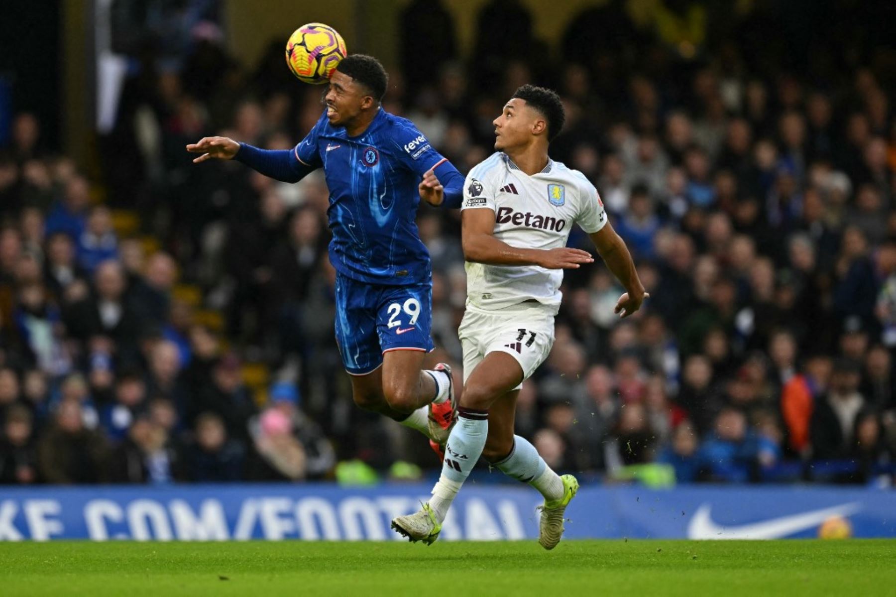 El defensor francés del Chelsea #29 Wesley Fofana salta para encabezar el balón con el delantero inglés #11 del Aston Villa, Ollie Watkins, durante el partido de fútbol de la Premier League inglesa entre Chelsea y Aston Villa en Stamford Bridge en Londres el 1 de diciembre de 2024. (Foto de Glyn KIRK / AFP)