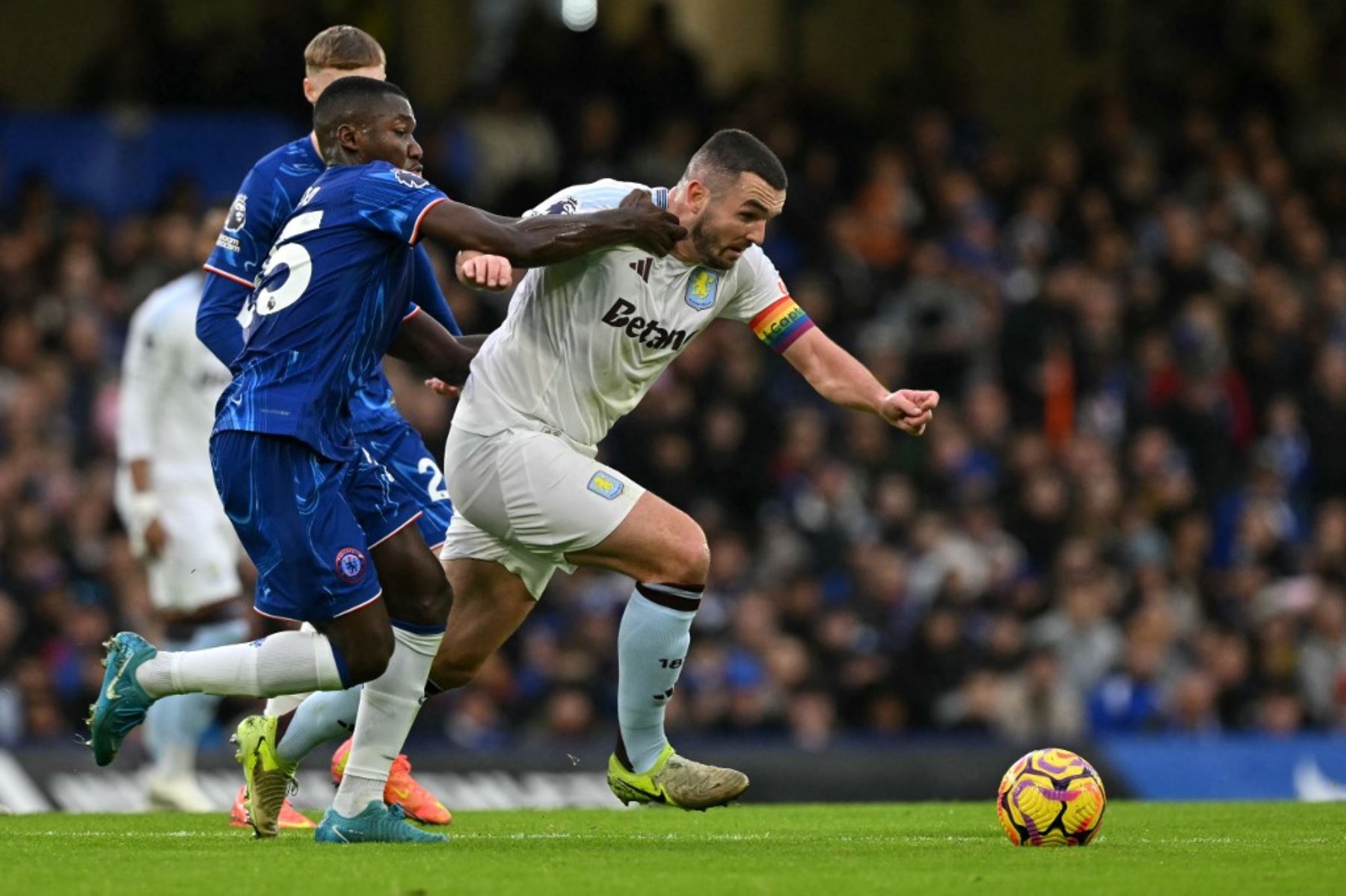 El centrocampista ecuatoriano del Chelsea #25 Moises Caicedo compite por el balón con el centrocampista escocés del Aston Villa #07 John McGinn durante el partido de fútbol de la Premier League inglesa entre Chelsea y Aston Villa en Stamford Bridge en Londres el 1 de diciembre de 2024. (Foto de Glyn KIRK / AFP)