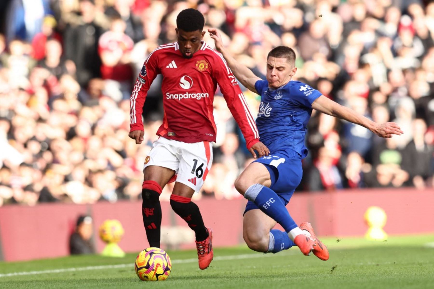 El centrocampista marfileño #16 del Manchester United, Amad Diallo (L), compite con el defensa ucraniano del Everton #19 Vitaliy Mykolenko (R) durante el partido de fútbol de la Premier League inglesa entre el Manchester United y el Everton en Old Trafford en Manchester, noroeste de Inglaterra, el 1 de diciembre de 2024. (Foto de Darren Staples / AFP)