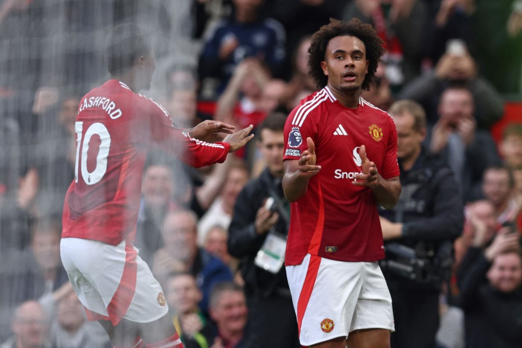 El delantero holandés #11 del Manchester United, Joshua Zirkzee (R), celebra después de marcar su segundo gol durante el partido de fútbol de la Premier League inglesa entre el Manchester United y el Everton en Old Trafford en Manchester, al noroeste de Inglaterra, el 1 de diciembre de 2024. (Foto de Darren Staples / AFP)