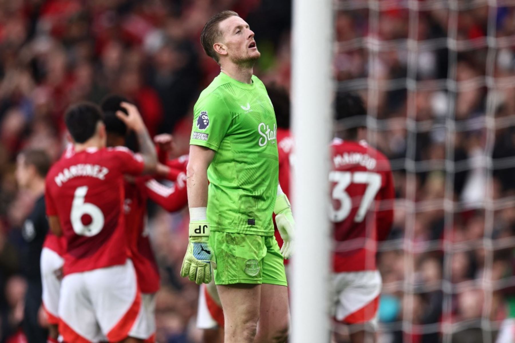 El portero inglés del Everton #01, Jordan Pickford, reacciona al conceder su segundo gol durante el partido de fútbol de la Premier League inglesa entre el Manchester United y el Everton en Old Trafford en Manchester, noroeste de Inglaterra, el 1 de diciembre de 2024. (Foto de Darren Staples / AFP)