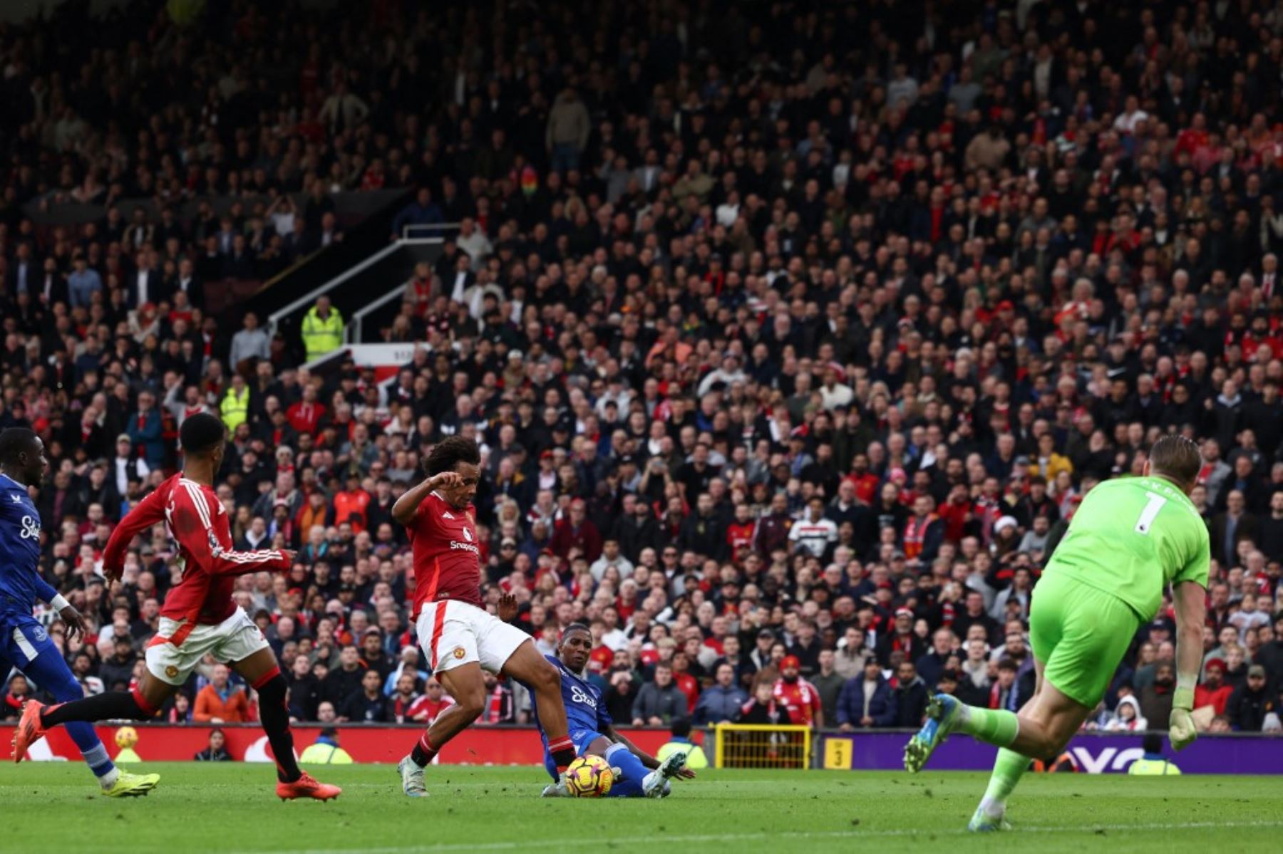 El delantero holandés #11 del Manchester United, Joshua Zirkzee (C), dispara para marcar su segundo gol durante el partido de fútbol de la Premier League inglesa entre el Manchester United y el Everton en Old Trafford en Manchester, noroeste de Inglaterra, el 1 de diciembre de 2024. (Foto de Darren Staples / AFP)