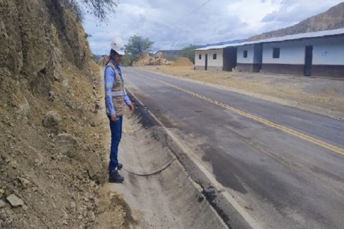 Se constató que el derrame de diésel fue controlado mediante diques de arena, evitando su expansión hacia otras áreas contiguas de la pista asfáltica.