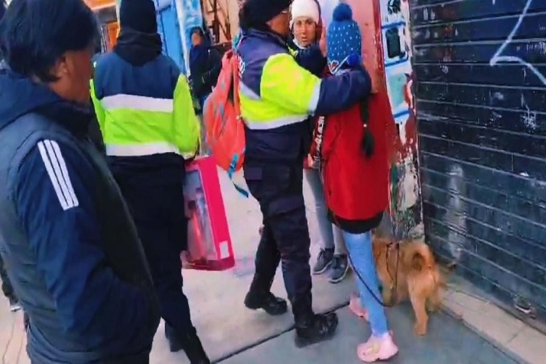 Efectivos policiales de la región Pasco pusieron a buen recaudo en un albergue, a una niña de 10 años, que fue aparentemente abandonada por su madre en el terminal terrestre junto con su mascota en el terminal.