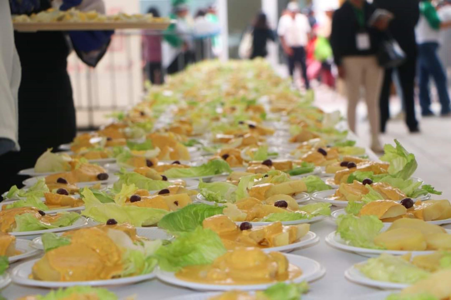 Más de 10,000 platos de la tradicional papa a la huancaína se prepararon y distribuyeron gratuitamente en Huancayo. Foto: Pedro Tinoco