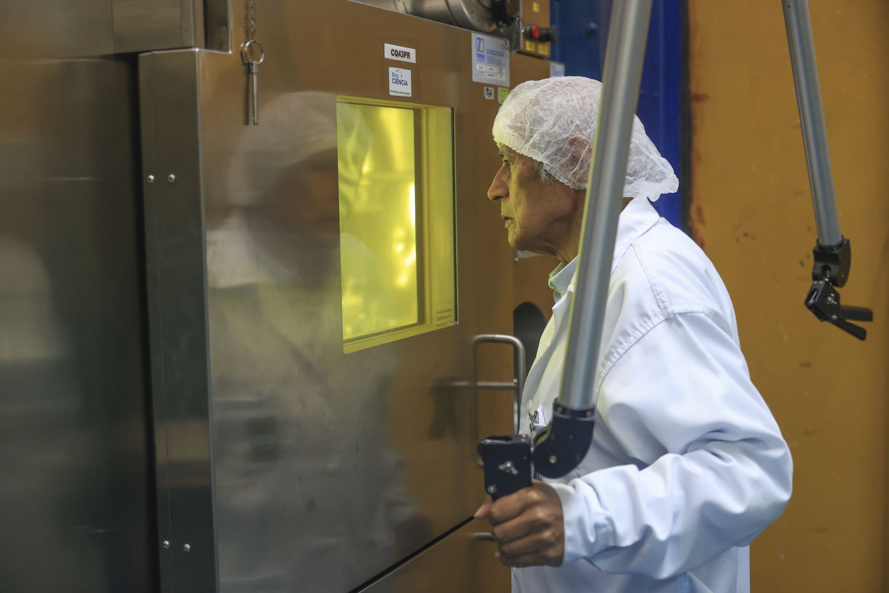 En el Perú las agujas de Iridio 192 son producidas por el IPEN, en el Centro Nuclear Óscar Miro Quesada de la Guerra (Racso), utilizando el reactor nuclear RP-10, mientras que el procesamiento ha sido llevado a cabo en la Planta de Producción de Radioisótopos bajo estrictas medidas de seguridad. ANDINA/Jhonel Rodríguez Robles