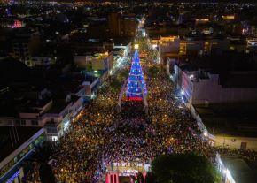 Tacna ya vive el ambiente navideño. Más de 5,000 personas participaron anoche de la tradicional ceremonia de encendido del árbol y nacimiento en pleno centro de la ciudad. ANDINA/Difusión