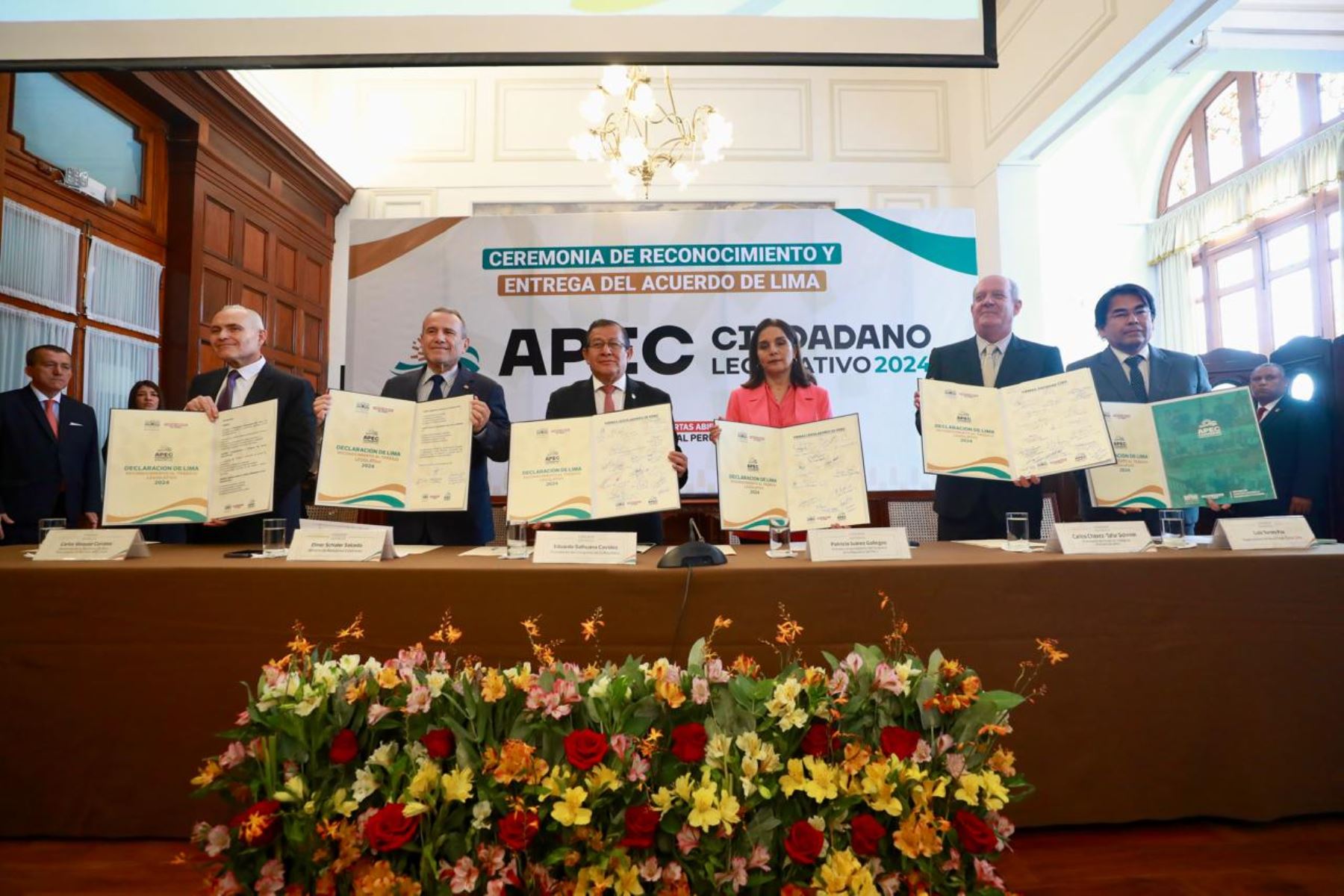 Congreso entrega distinción al canciller y embajadores representantes de APEC.