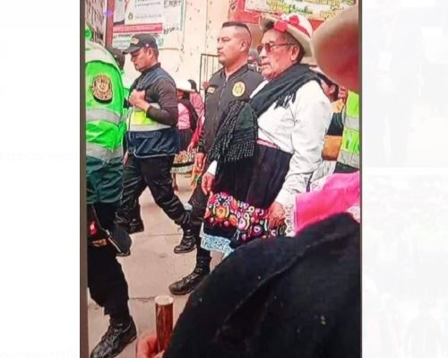 Ronderos de Ancash agreden a alcalde de Pomabamba, Daniel Salomón Ocaña, y lo obligan a usar pollera y caminar por las calles del pueblo. ANDINA/Difusión