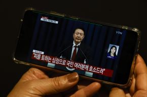 Un ciudadano observa en su teléfono imágenes del presidente surcoreano, Yoon Suk-yeol. Foto: EFE