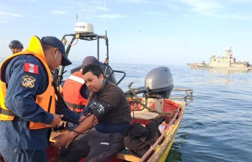 Marina de Guerra rescató a pescadores chilenos que se encontraban a la deriva en Tacna.