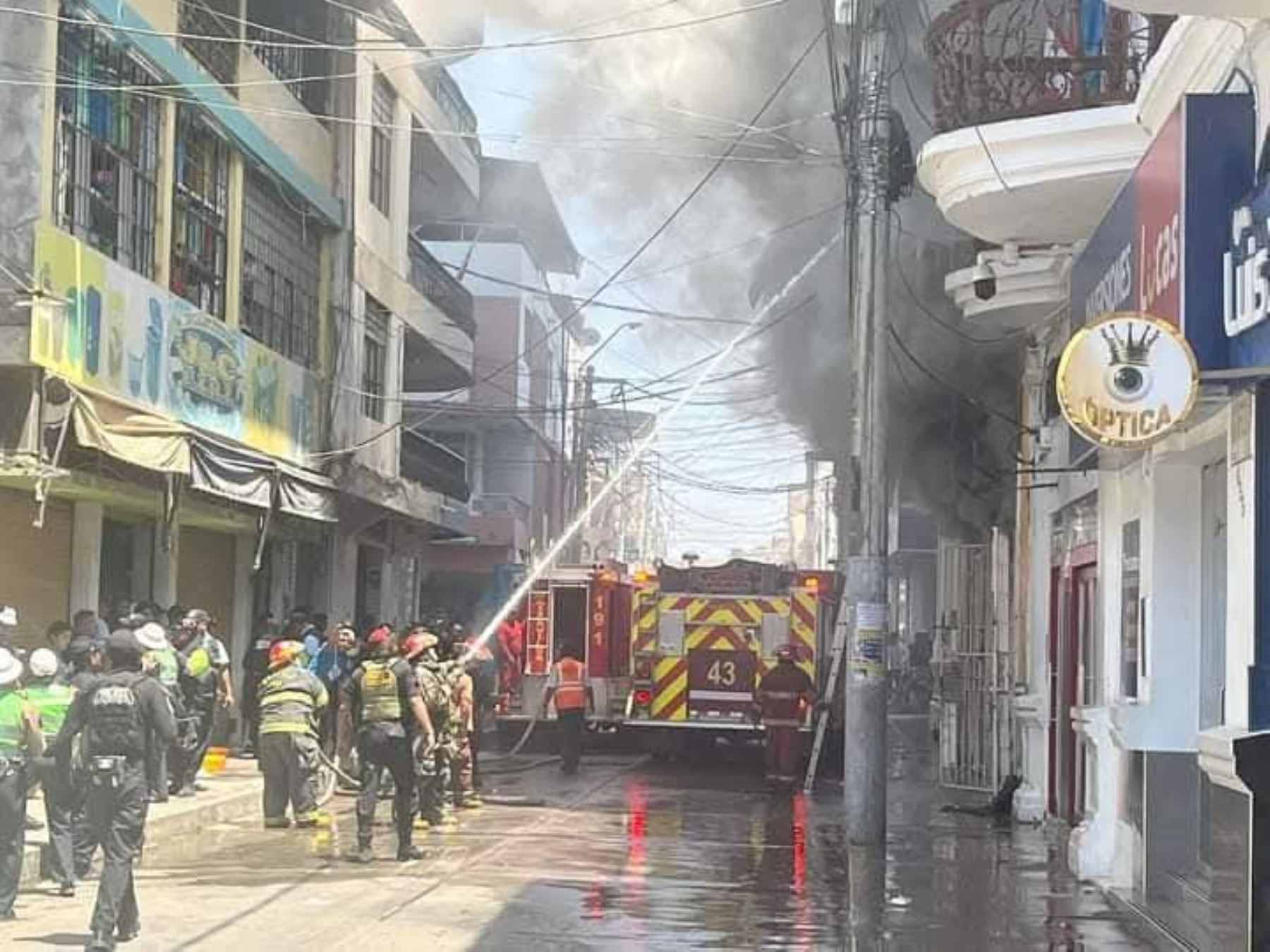 Un incendio de grandes proporciones se registra en la ciudad de Sullana, en Piura. ANDINA/Difusión